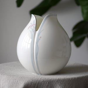 Royal Doulton Impressions Tulip Vase “Carnation” by Gerald Gulotta, 1982, Fine Bone China, Sculptural Form, 18 cm