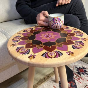 Tavolino laterale Mandala dipinto a mano, tavolino in legno Boho, regalo unico per la casa, tavolino da caffè per soggiorno o camera da letto