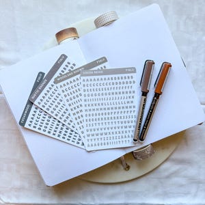 Feuilles d'autocollants alphabet breloque rustique | Lettres fonctionnelles pour journal et scrapbooking