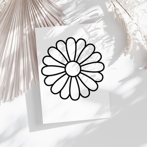 Pode incluir: Um desenho de linha preto e branco de uma margarida em um fundo branco.