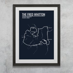 De Fred Whitton Challenge-kunstkaart. Een minimalistische interpretatie van deze Lakeland-fietskaart met gedurfde kleuren en strakke lijnen.