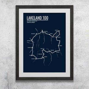 Lakeland 100-kunstkaart. Een minimalistische interpretatie van de legendarische ultramarathonkaart van Lakeland met gedurfde kleuren en strakke lijnen.