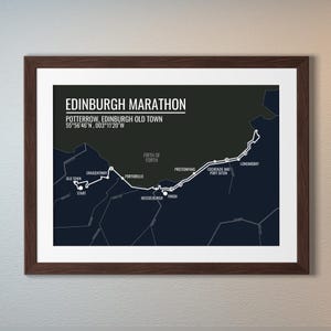A Maratona de Edimburgo. Uma interpretação minimalista desta popular rota de maratona escocesa. Personalização disponível. Presente para o corredor.