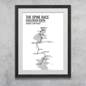The Spine Race: Challenger North. Een minimalistische interpretatie van The Spine Race North-kaart met gedurfde kleuren en strakke lijnen.