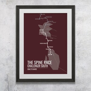 The Spine Race: Challenger South. Een minimalistische interpretatie van de kaart van The Spine Race South met gedurfde kleuren en strakke lijnen.