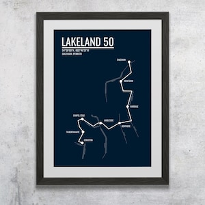 Mapa artístico de Lakeland 50. Una interpretación minimalista del legendario mapa del ultramaratón de Lakeland, con colores vibrantes y líneas definidas.