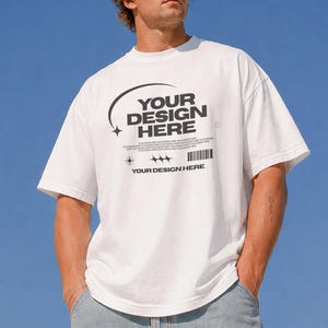 Może przedstawiać: Biały t-shirt z krótkim rękawem z czarnym nadrukiem graficznym na klatce piersiowej. Wzór zawiera napis "YOUR DESIGN HERE" bezszeryfową czcionką, podkreślony zakrzywioną linią, symbolami gwiazdek, kodem kreskowym i małymi ikonami krzyżyków.
