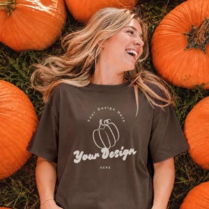 Comfort Colors 1717 I エスプレッソ Tシャツ モックアップ | 秋のハロウィン パンプキンパッチ ライフスタイル PSD + JPG (デジタルダウンロード)