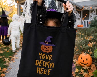 Maqueta de bolso de mano negro de Halloween en formato PSD + JPG / Bruja espeluznante sosteniendo una bolsa para pedir dulces (Descarga digital)