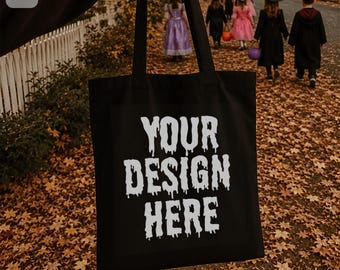 Maqueta de bolso de mano negro de Halloween en formato PSD + JPG / Truco o trato UGC Lifestyle (Descarga digital)