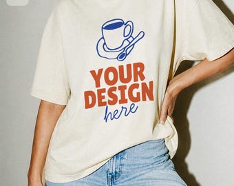 Maqueta de camiseta Gildan 5000 Natural / Camiseta minimalista de diseño limpio para editoriales (PSD + JPG) (Descarga digital)
