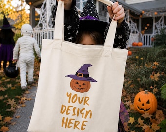 Maqueta de bolso de tela natural para Halloween en formato PSD + JPG / Bruja espeluznante sosteniendo una bolsa para pedir dulces (Descarga digital)