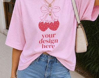 Maqueta de camiseta Comfort Colors 1717 Blossom / Rosa Oversized Feminine Lifestyle PSD + JPG (Descarga digital)