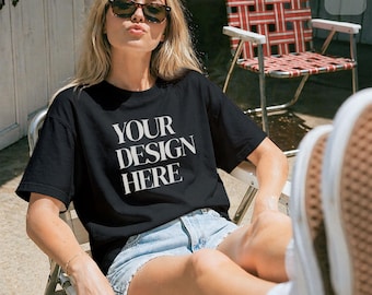 Maqueta de camiseta Gildan 5000 negra en formato PSD + JPG / Camiseta retro oscura de estilo de vida femenino de gran tamaño (descarga digital)