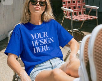 Maqueta PSD + JPG de camiseta Gildan 5000 azul marino / Camiseta retro americana de estilo de vida extragrande (descarga digital)