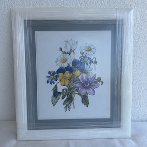Buquê de Flores | Decoração de Parede em Ponto Cruz Feita à Mão e Emoldurada | Presente para Ela | Tela | Flores Bordadas