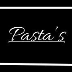 Puede incluir: Texto blanco sobre fondo negro que dice "Pasta's" con una línea debajo de la palabra.
