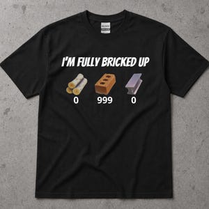 以下が含まれることがあります： 白い文字で「I'M FULLY BRICKED UP」と書かれた黒いTシャツ。テキストの下には、丸太、レンガ、金属ビームのグラフィックがあり、その下に数字の0、999、0があります。