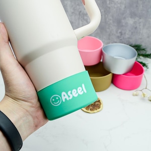 Gepersonaliseerde siliconen laars compatibel met Stanley-beker 40 oz 30 oz 20 oz – aangepaste naam bodemklep – waterflesbumpercadeau