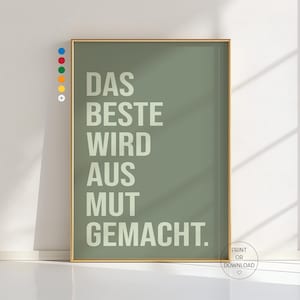 Könnte beinhalten: Ein gerahmter Druck mit dem Text "DAS BESTE WIRD AUS MUT GEMACHT" in Weiß auf einem gedämpften grünen Hintergrund. Der Druck befindet sich in einem goldenen Rahmen und enthält eine kleine runde Grafik mit den Worten "PRINT OR DOWNLOAD".