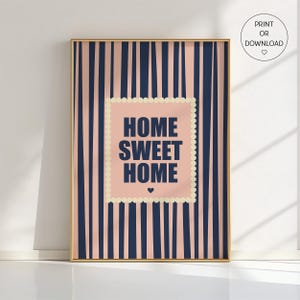 Stampa tipografica "Home Sweet Home" - Arte murale a righe blu navy e rosa, poster minimalista moderno, arredamento accogliente, stampa con citazione ispiratrice