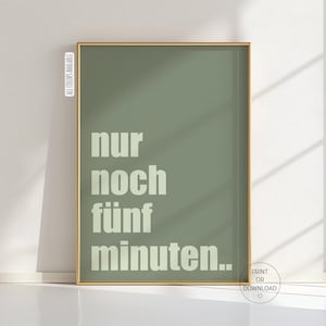 Può includere: Una stampa incorniciata con sfondo verde salvia e cornice dorata. Il testo "nur noch fünf minuten.." è visualizzato in bianco in grassetto. Nell'angolo in basso a destra c'è un cerchio con le parole "PRINT OR DOWNLOAD".