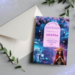 Op de afbeelding: Een verjaardagsuitnodiging met een fantasiethema. De uitnodiging heeft een paarse en blauwe achtergrond met de tekst "Te invitamos" en "AMANDA". De uitnodiging bevat ook illustraties van fantasiefiguren.