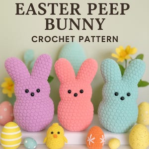Puede incluir: Tres juguetes amigurumi de conejito de Pascua Peep de crochet. Los conejos son rosados, morados y azules. Los conejos están sentados sobre una superficie blanca con huevos de Pascua y un pollito amarillo.
