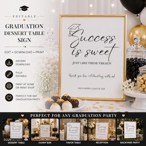Puede incluir: Un letrero con marco dorado con el texto "Success is sweet" y una ilustración de un gorro de graduación. El letrero es para una mesa de postres de graduación. La imagen incluye una mesa de postres, una barra de dulces, una mesa de recuerdos, una recepción y una fiesta en el patio trasero.