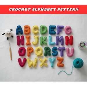 Könnte beinhalten: Ein farbenfrohes Häkelalphabetmuster mit dem Text "CROCHET ALPHABET PATTERN" oben. Jeder Buchstabe hat eine andere Farbe, darunter Blau, Orange, Gelb, Grün und Lila. Ein kleines Häkelschaf, ein Häkelhaken, ein Glas Knöpfe und ein Knäuel türkisfarbener Wolle sind ebenfalls vorhanden.