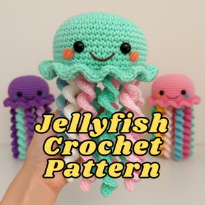 Pode incluir: Brinquedos de medusas de crochê em tons de verde-azulado, rosa, roxo e branco. Cada medusa tem um rosto sorridente com olhos pretos e bochechas rosadas. O texto "Jellyfish Crochet Pattern" é exibido em amarelo.