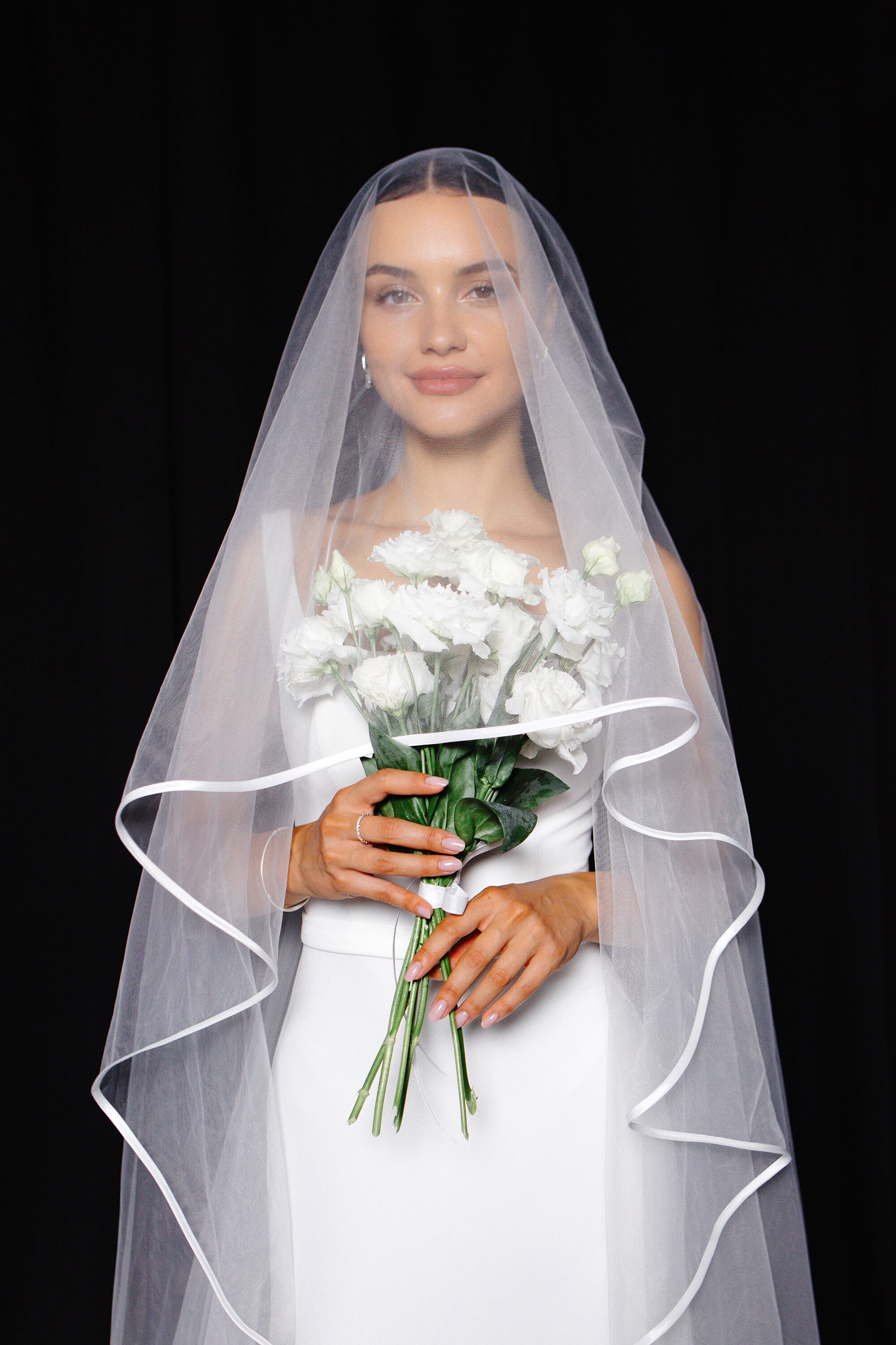 Unsutuo Velo Da Sposa A 2 Livelli In Raso Avorio – Corto, Lunghezza Punta Delle Dita, Con Bordo In Nastrino, Per Matrimoni Semplici Ed Eleganti - 2
