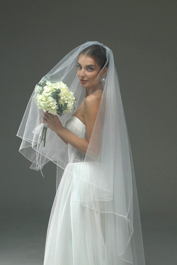 Two-tier veil with pencil edging | Ivory fingertip veil | Pencil-edge bridal veil | Elbow-length veil | Short bridal shower veil