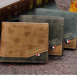 Peut inclure: Trois portefeuilles en cuir de tons marron et vert sont présentés. Chaque portefeuille a un bloc de couleur contrastant et un petit accent rouge, blanc et bleu. Les portefeuilles sont estampillés du texte "MENBENSE STYLE CLASSIC".