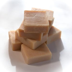 Jabón natural de leche de cabra – Hidratante, aceite de coco y oliva, aceites esenciales