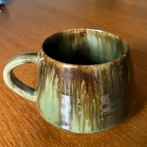 Taza de cerámica inspirada en el océano / Taza de café de gres hecha a mano en torno / Esmalte de bosque de algas