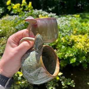 Pilzförmiger Keramikbecher | Handgefertigte Kaffeetasse aus Keramik | Auf der Töpferscheibe gedrehter Steingut-Teebecher | Cottagecore-Geschenk | Hergestellt in Schottland