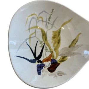 Naczynie z ręcznie malowanymi liśćmi i jagodami z ceramiki Redwing – dekoracja ceramiczna w stylu vintage – 9" x 8"