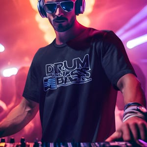 Drum & Bass Musikliebhaber-T-Shirt - Unisex für Erwachsene Elektronischer Sound Musik Zahnrad Design - Dubstep EDM Stil Dschungel elektronischer Tanz Rave T-Shirt