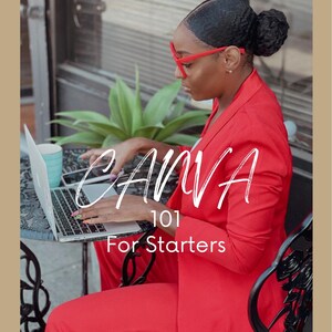 Puede incluir: Una mujer con un blazer rojo y pantalones rojos se sienta en una mesa al aire libre, usando una computadora portátil. El texto "Canva 101 For Starters" está escrito en blanco en la imagen.