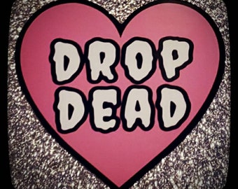 Adesivo de coração rosa Drop Dead 3in