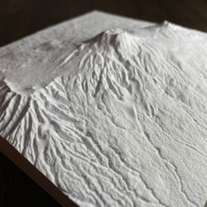 Modelo topográfico do Kilimanjaro impresso em 3D | Réplica deslumbrante do terreno | Decoração de montanha para casa | Presente exclusivo para entusiastas de atividades ao ar livre