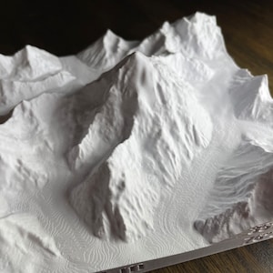 Modelo topográfico impresso em 3D K2 | Réplica deslumbrante de terreno | Decoração de montanha para casa | Presente exclusivo para entusiastas de atividades ao ar livre