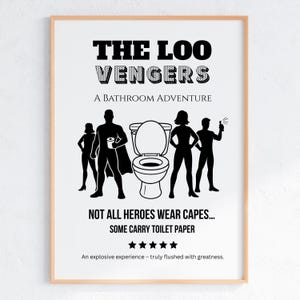 Pode incluir: Uma impressão emoldurada com o texto "THE LOO VENGERS" e "A BATHROOM ADVENTURE". A imagem apresenta um vaso sanitário e silhuetas de super-heróis. O texto "NOT ALL HEROES WEAR CAPES... SOME CARRY TOILET PAPER" também está presente. A impressão é em preto e branco.