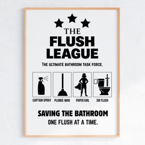Pode incluir: Arte de parede imprimível em preto e branco com um tema humorístico de banheiro. O texto diz "The Flush League: The Ultimate Bathroom Task Force." Quatro ícones representam os membros da liga: Captain Spray, Plunge-Man, Paper Girl e Sir Flush. O texto abaixo dos ícones diz "Saving the Bathroom One Flush at a Time."