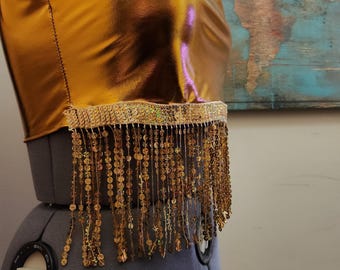 Top corto de lentejuelas doradas para fiestas rave. Top alternativo para festivales. Atuendo para rave. Atuendo para festivales. Moda rave. Festival de música. Top brillante. Top reluciente.