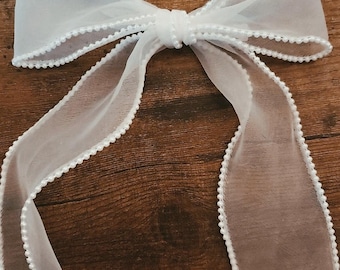 Pearl wedding bow in ivory. Hair bow with pearl edge. Hair accessory. Wedding accessory. Bridal hair. Pearl hair accessory. Hair clip. Tulle