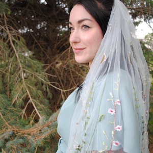 Floral embroidered chapel length veil. Wedding accessories. Bridal veil. Bohemian accessories. Ceremony look. Garden wedding. Wedding flower