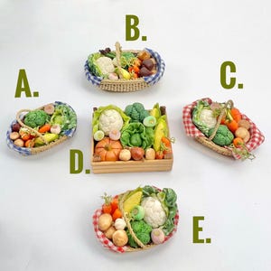 Peut inclure: Plusieurs paniers miniatures et une caisse en bois remplis de légumes colorés faits à la main. L'assortiment comprend du chou-fleur, du brocoli, des carottes et d'autres produits. Les paniers ont des motifs vichy ou tissés, et la caisse est en bois.