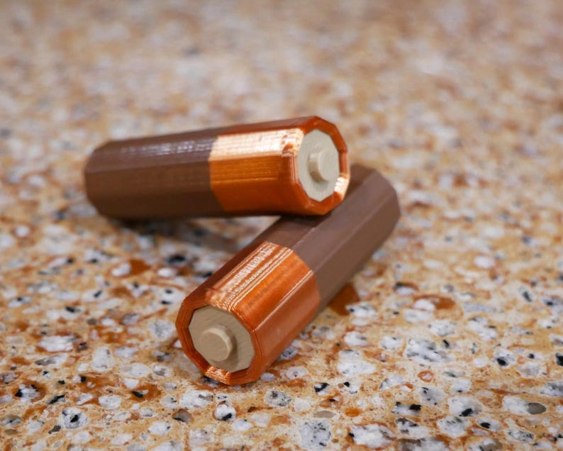 Puede incluir: Dos pilas AA de color marr&oacute;n y cobre.